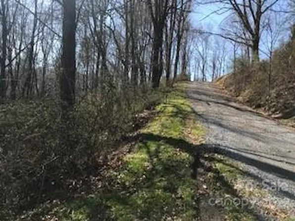 4 Acorn Ln, Waynesville, NC 28785
