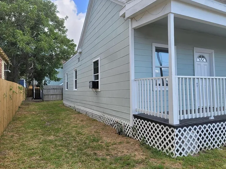 2714 Avenue L — Photo 17