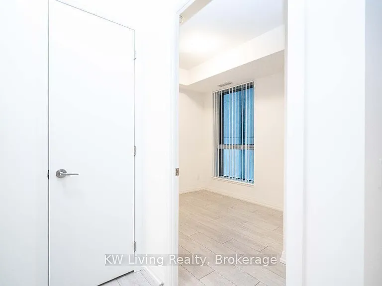400 King St W #523 — Photo 11