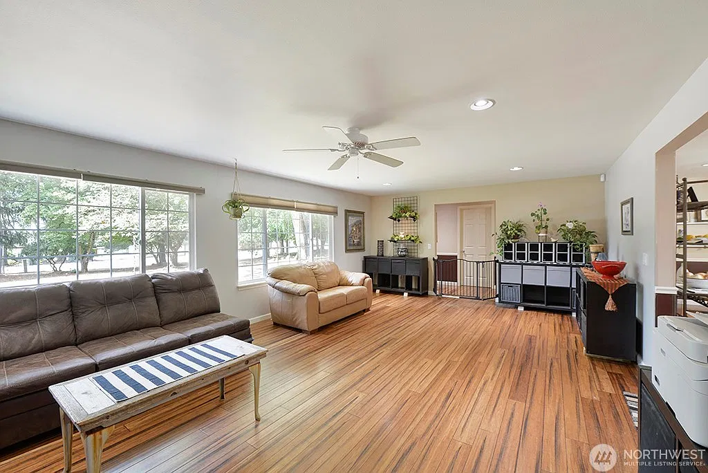 3 bed, 2120 sqft, $3,700 — Photo 3