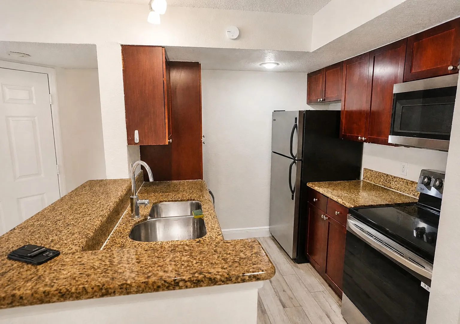 Renovated 2/2 with Pond View Gated Community Near Millenia — Photo 2