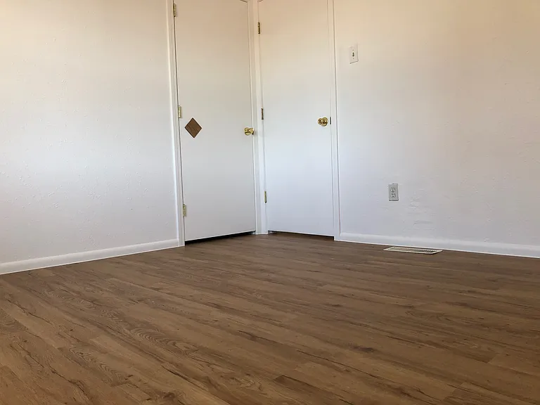 Updated 2 Bed / 1 Bath w/ Large, Flexible Floor Plan — Photo 29