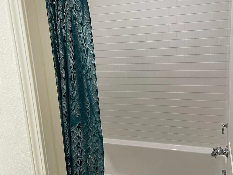 Full bath located in upstairs hallway