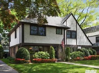 105 Tullamore Rd, Garden City, NY 11530