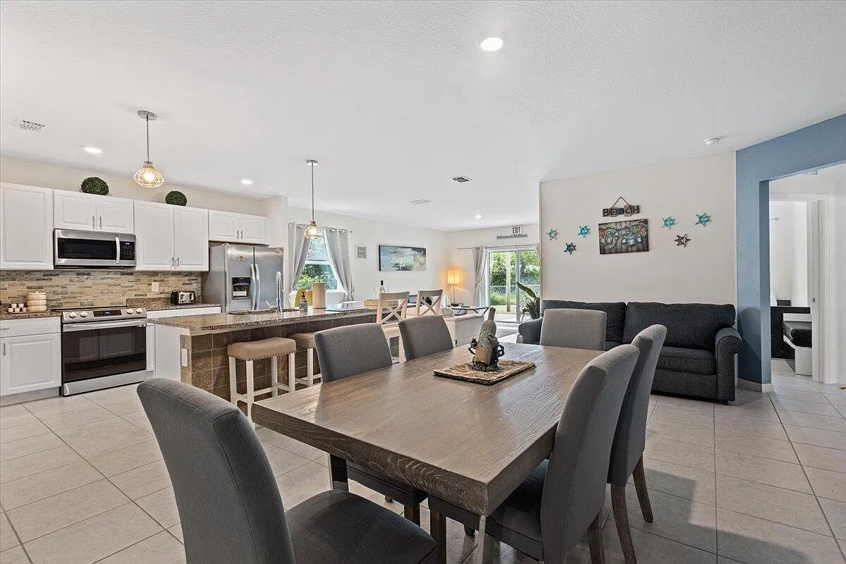 4 bed, 2.0 bath, 1874 sqft, $3,000 — Photo 1