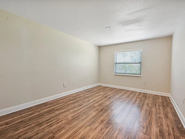 Royal Oak Condominiums — Photo 30