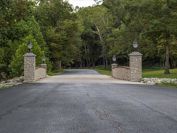 4th image of 132 & 133 Seven Pines Drive
