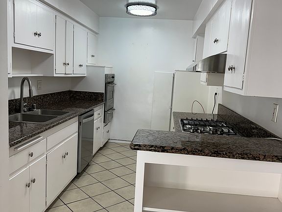 2nd image of 5235 Corteen Pl #1B-1Ba-1000Sqft
