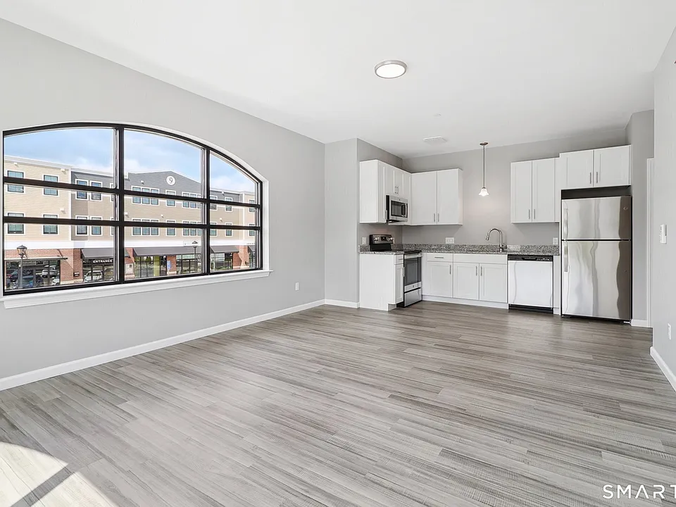 10 Steele Blvd #201