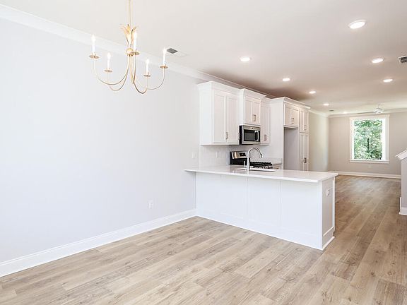 5th image of 940 Georgia Oak Cv