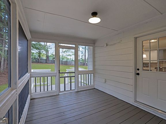 3rd image of 302 Hickory Ln