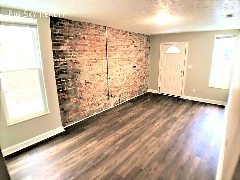 881 Oak St — Photo 4