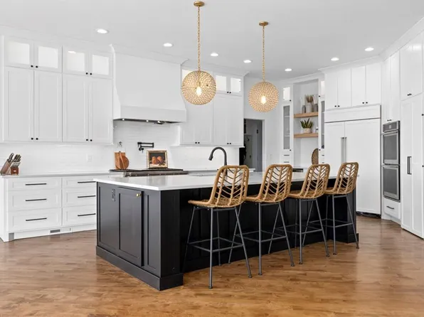 10710 S Oakcrest Ln, Olathe, KS 66061