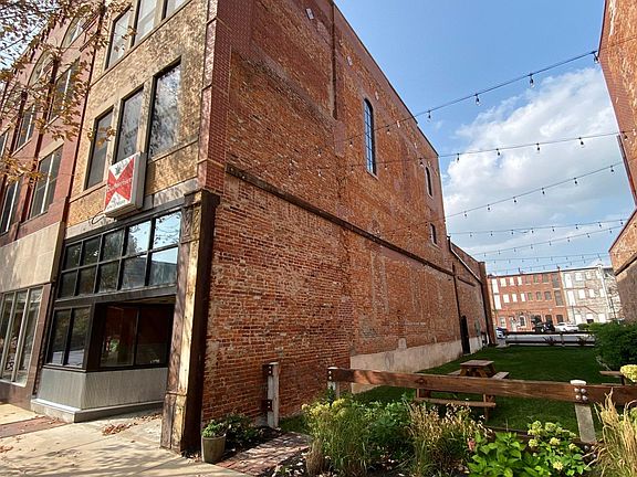 Front of Building along Monroe