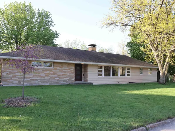 125 Pleasant Hill Dr, Decorah, IA 52101