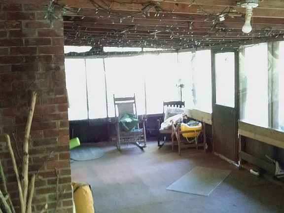 Screened Porch (Front)