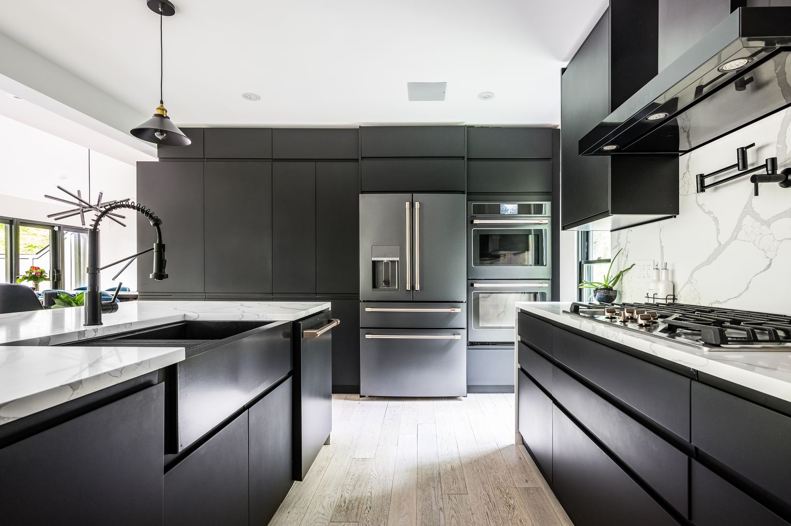  Double Smart Wall Oven and Massive Fridge/Freezer 