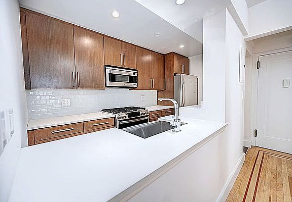 4th image of 10 W 74th St APT 4D