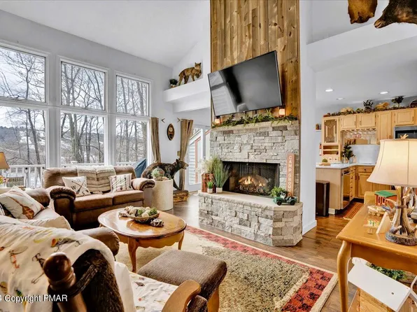 26 Laurelwood Dr, Lake Harmony, PA 18624