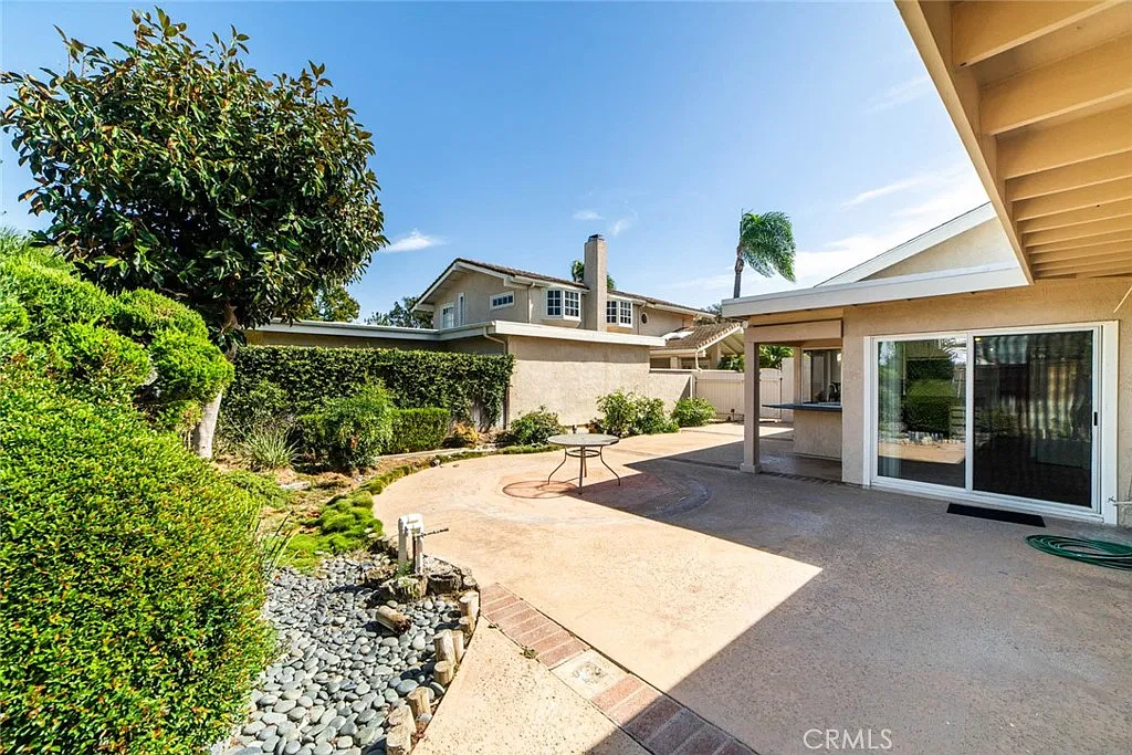 4 bed, 2.5 bath, 2071 sqft, $5,950 — Photo 3
