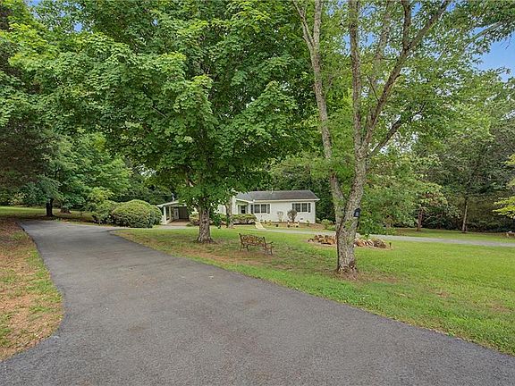 3rd image of 6 Virginia Cir