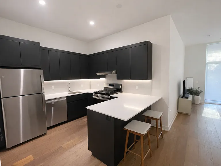 4512 N Clark St #204 — Photo 5