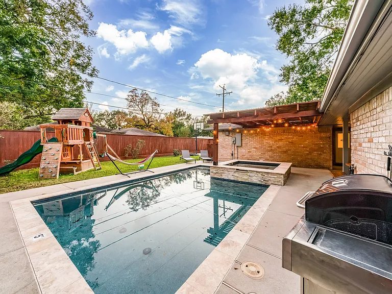 4749 Benning Dr — Photo 33