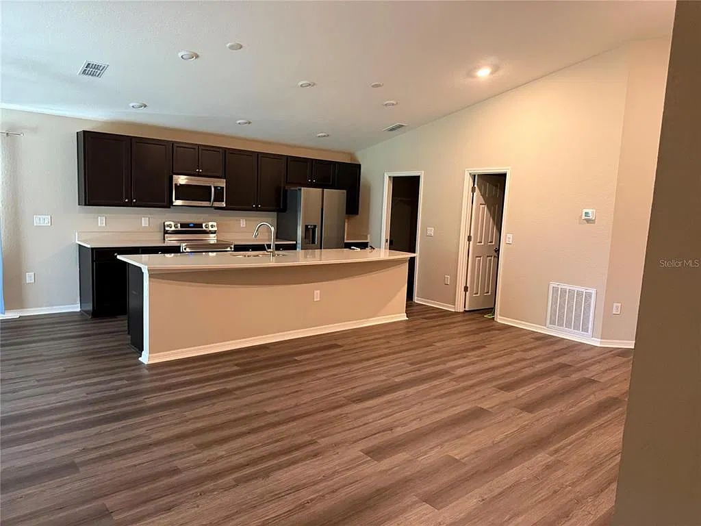4 bed, 4.0 bath, 1730 sqft, $2,395 — Photo 2