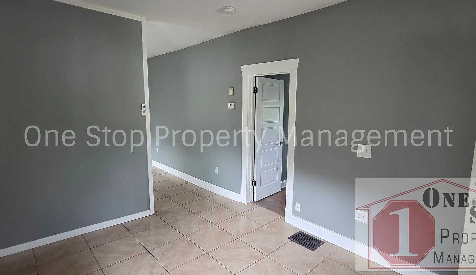 Beautiful 3 Bedroom 2 Bathroom in KCMO! — Photo 2