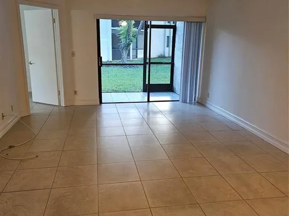 5583 Courtyard Drive #5583, Margate, FL 33063