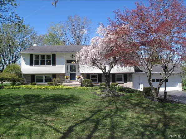 7669 Royal Dr, Gasport, NY 14067