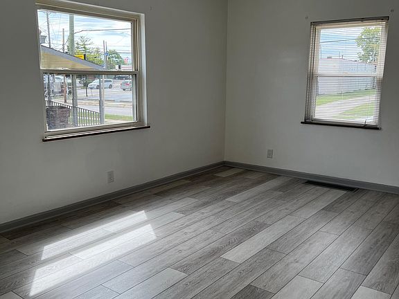 4th image of 8 Bartlett Ave Floor 1
