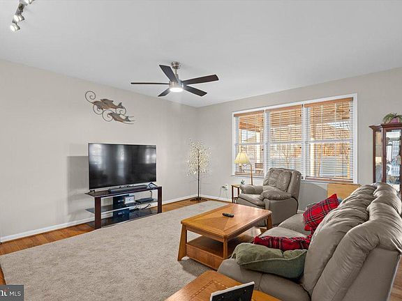 4th image of 111 Barnston Ct