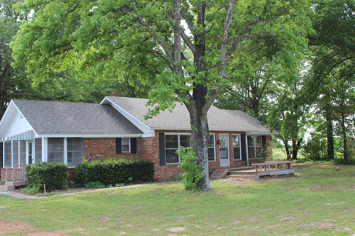 Building Photo - 20039 FM 16 W
