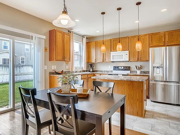 Eat-in kitchen with island