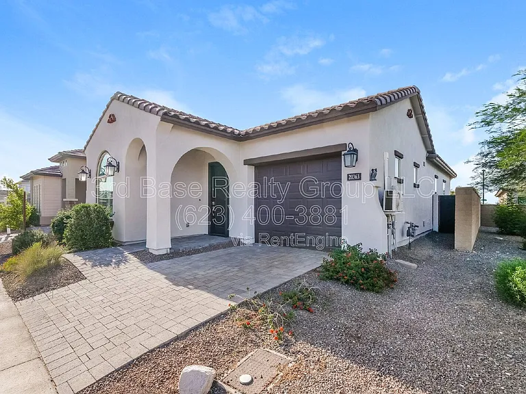 20363 W Sells Dr — Photo 2
