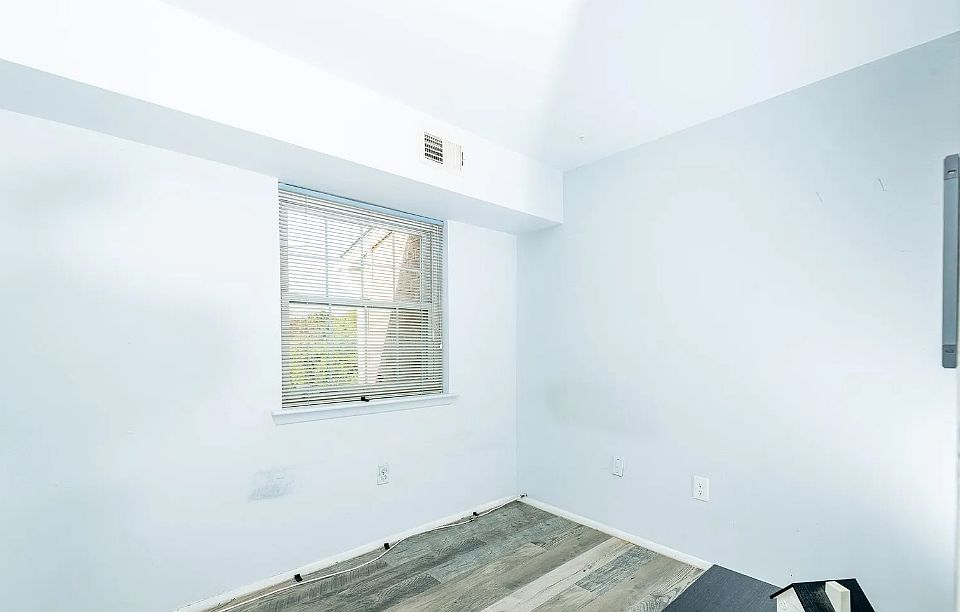1st image of 1821 Valley Dr #B2