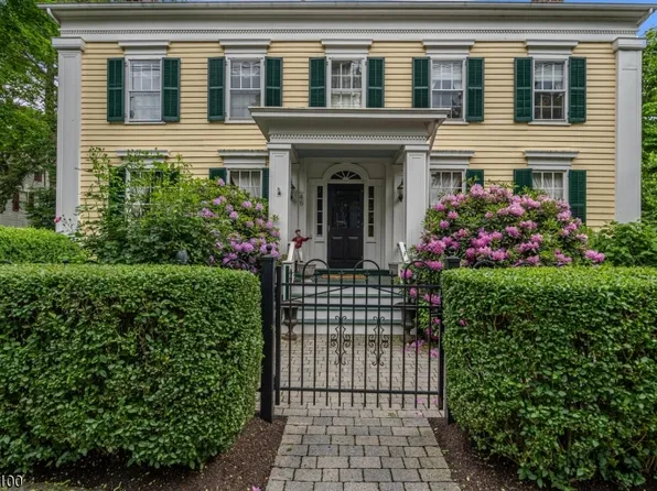 46 Center St, Clinton Town, NJ 08809