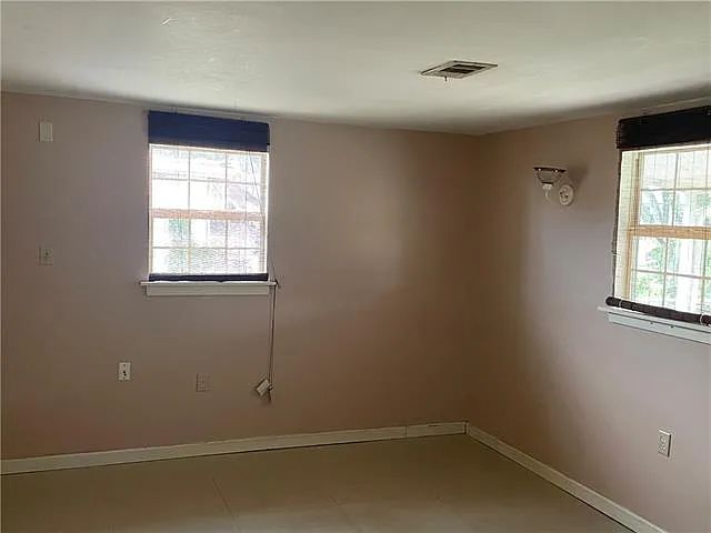 8004 Versailles St — Photo 11