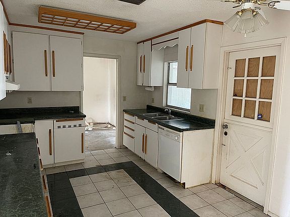 5th image of 2860 Sarah Dr