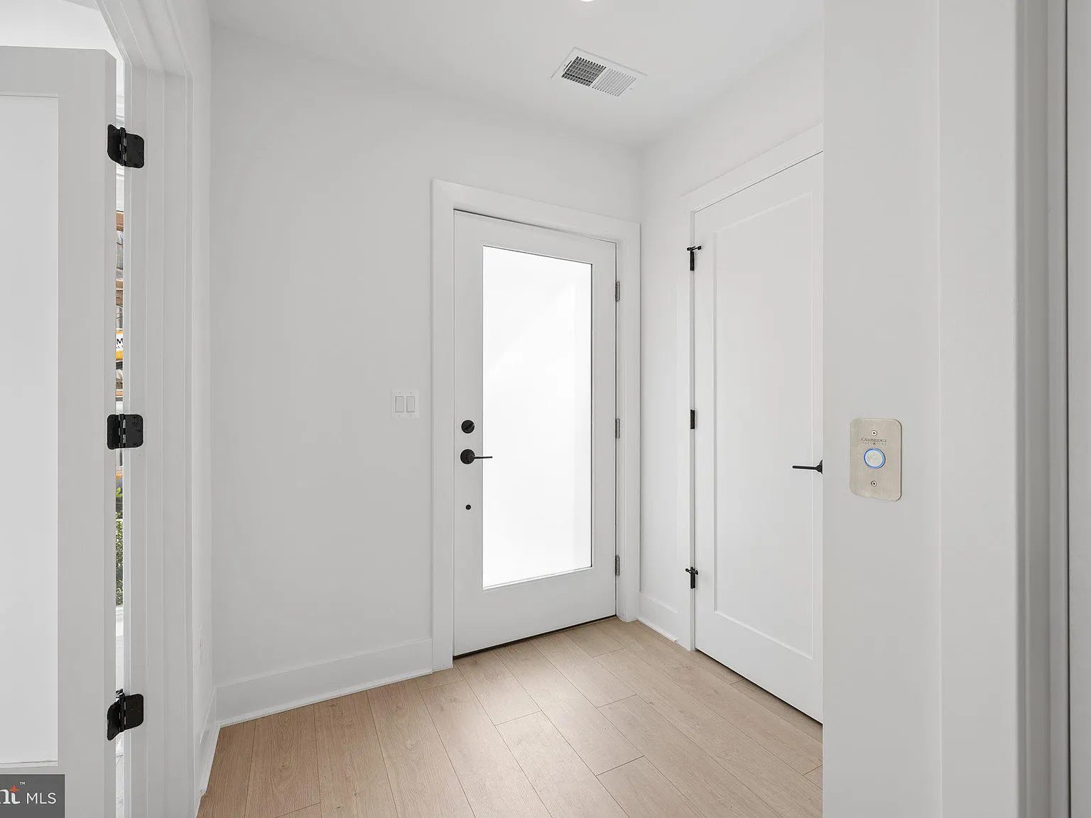 4 bed, 4.5 bath, 2250 sqft, $6,950 — Photo 3