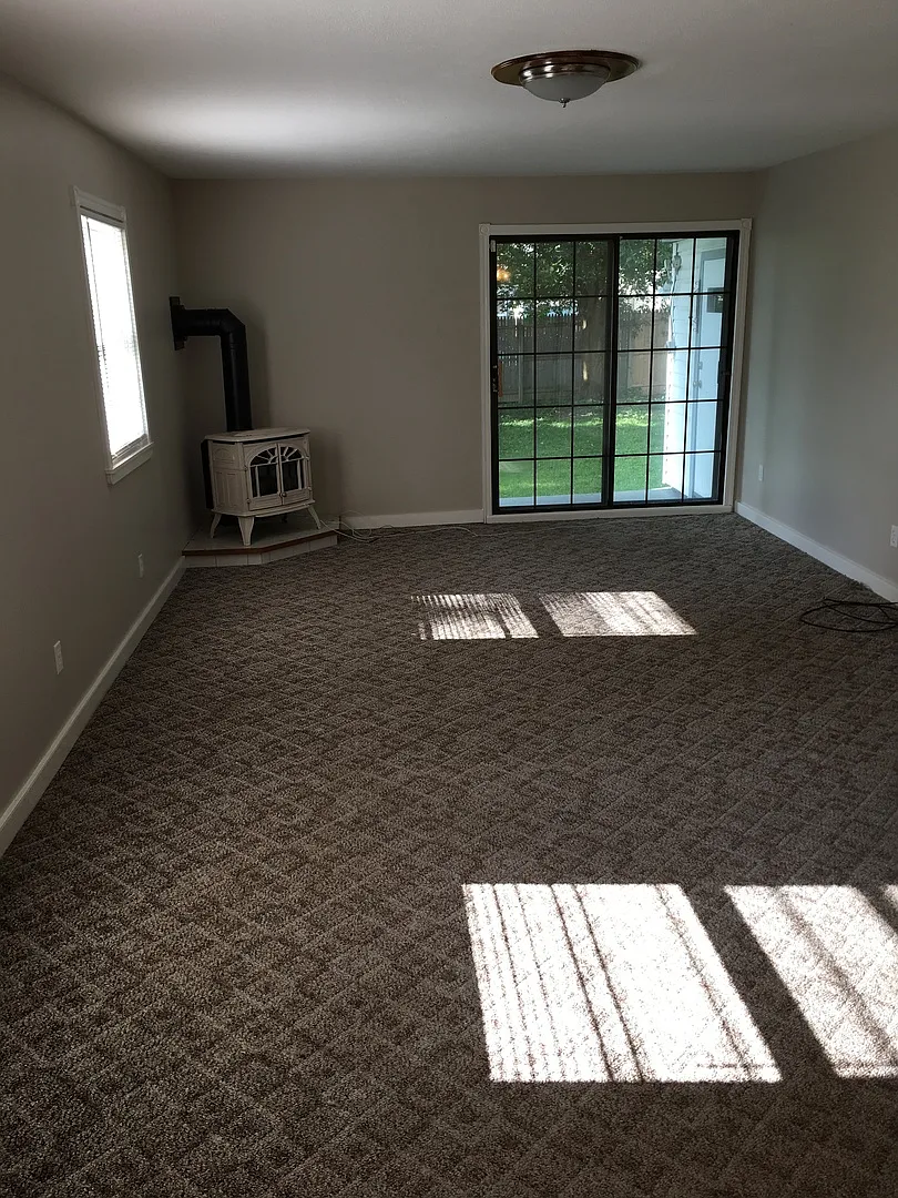 Excellent Liverpool 3 Bedroom Ranch with Garage and Private Yard — Photo 3