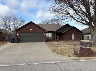 1701 Southern Hills Dr, Ardmore, OK 73401