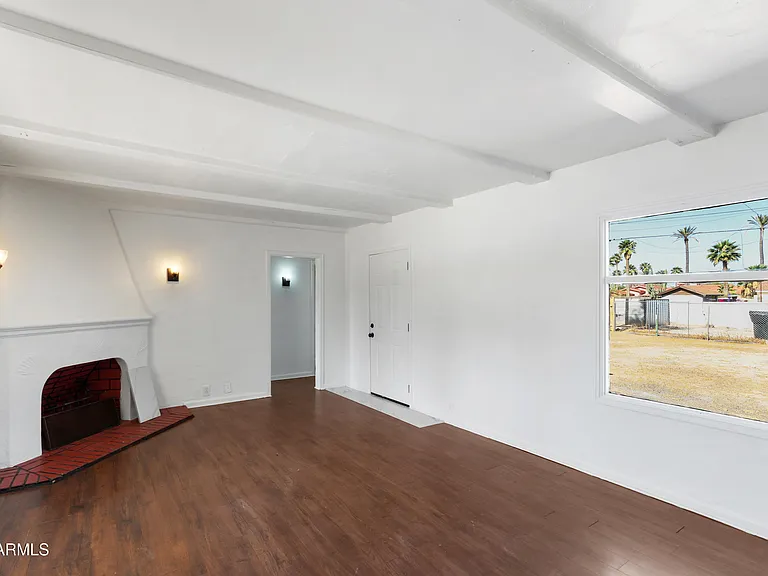 919 N Gilbert Ave — Photo 4