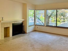 1276 Bellevue Way NE