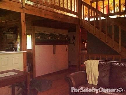 VAULTED CEILING FIREPLACE / GREAT ROOM : A PLACE TO KEEP COZY BY THE FIRE OR RELAX WITH FAMILY LARGE