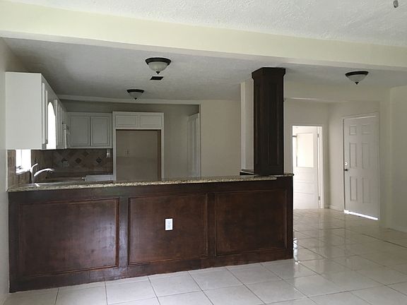 3rd image of 415 Avenue E