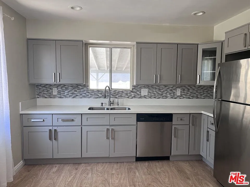 3 bed, 2.0 bath, 1100 sqft, $3,490 — Photo 4