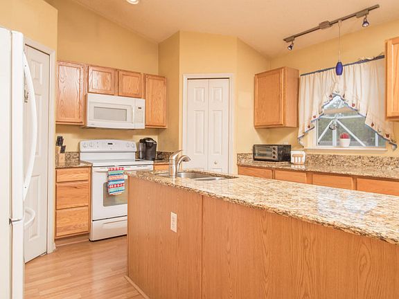5th image of 460 SW Kestor Dr