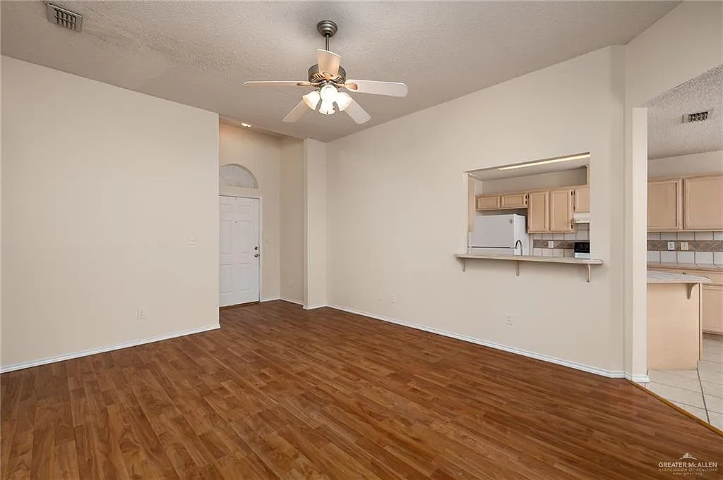 3 bed, 2.0 bath, 1183 sqft, $1,400 — Photo 4